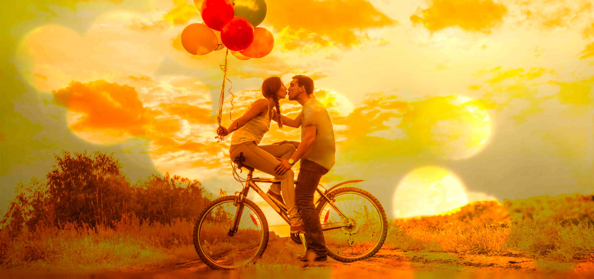 И лета нам на двоих. Влюбленные на велосипеде. Велосипед для двоих. Влюбленная пара на велосипеде. Картина пара на велосипедах.