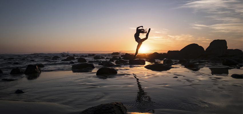 Poses de yoga em dupla: 4 opções para explorar o seu relacionamento