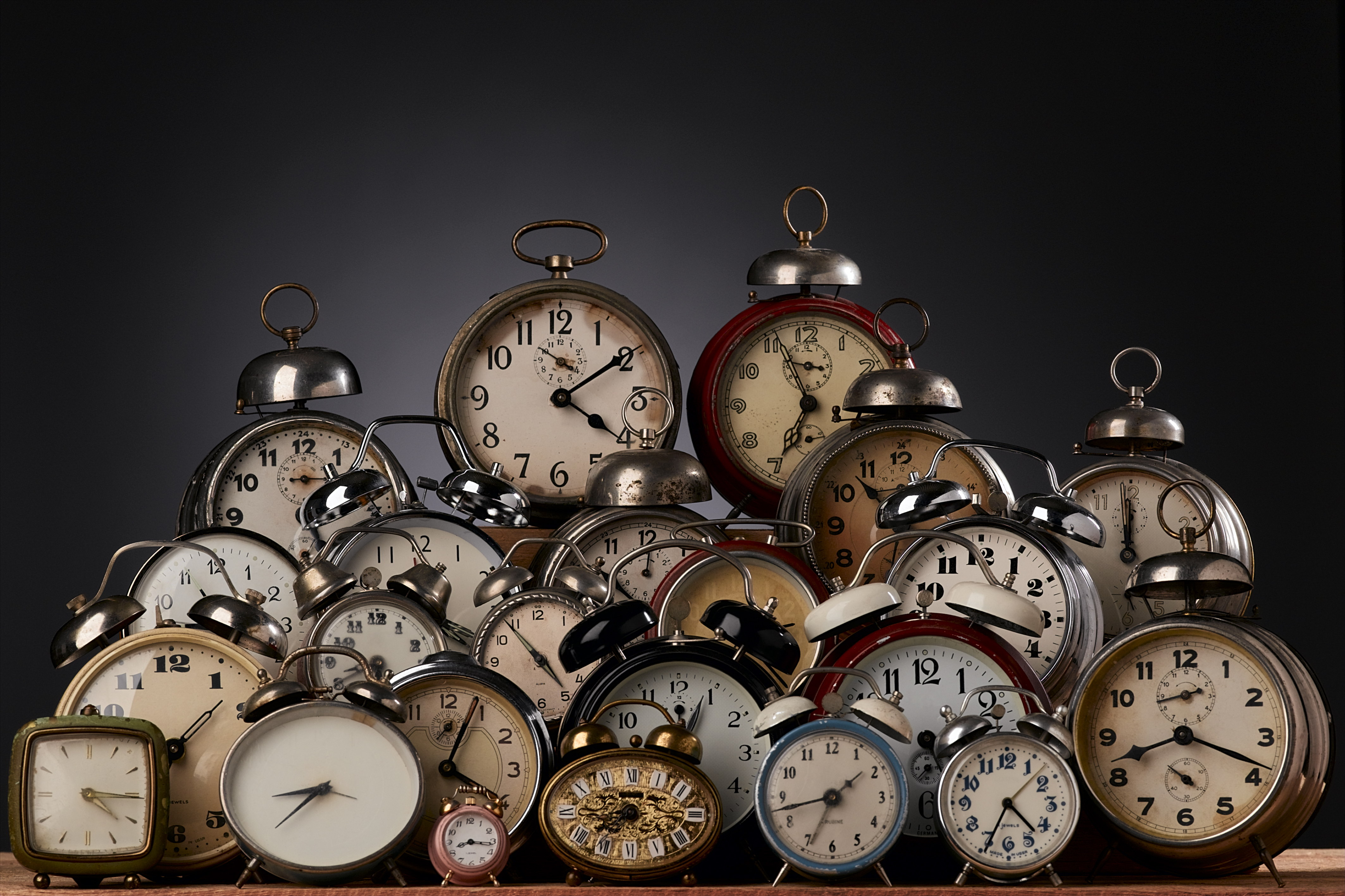 Как будет много часов. Много будильников. Часы много. Много старинных часов. Часы старинные много.