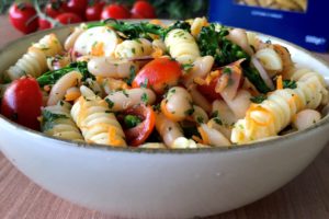 Salada de macarrão com feião branco, tomatinhos e palmito