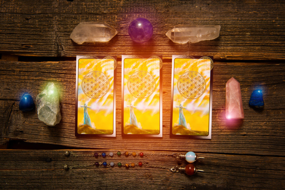 Você sabe a diferença entre tarot e oráculo? Entenda