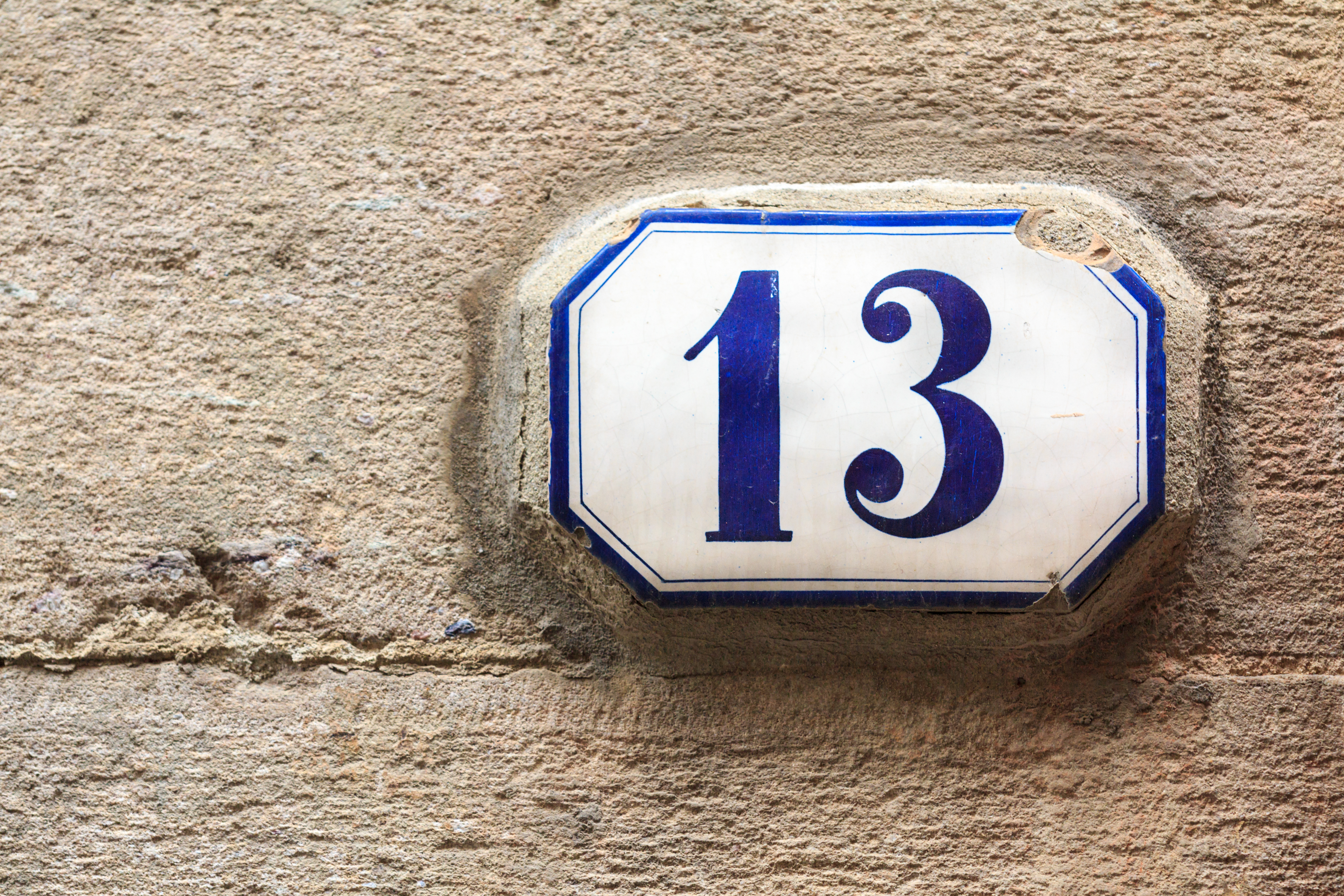 Номер 13 номер 5. Номер квартиры 13. Дом номер 13. Число 13 номер дома. Дверь номер 13.